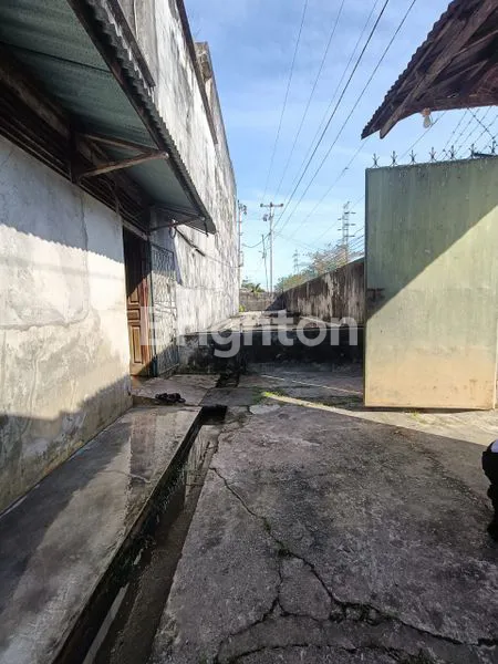image RUMAH WALET 3 TINGKAT KELAPA DUA 1793M2 SINGKAWANG BARAT KALIMANTAN KLP DUA SHM NEGO (4)