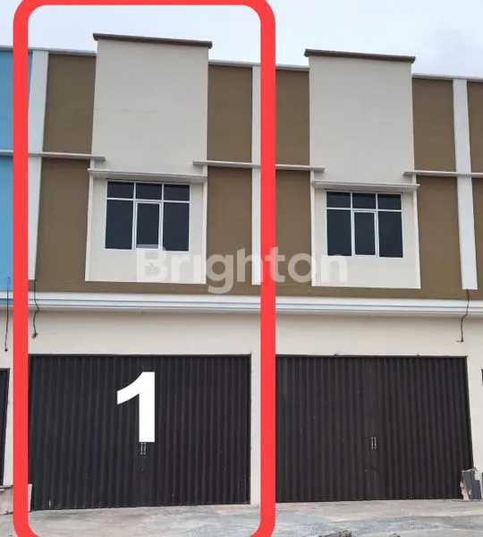 ANJUNGAN, PINGGIR JALAN PERSIS, LUAS 210 M², 2 LANTAI, LAHAN PARKIR SANGAT LUAS, SIAP UNTUNG.