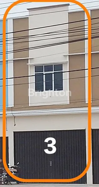 ANJUNGAN, PINGGIR JALAN PERSIS, LUAS 210 M², 2 LANTAI, LAHAN PARKIR SANGAT LUAS, SIAP UNTUNG