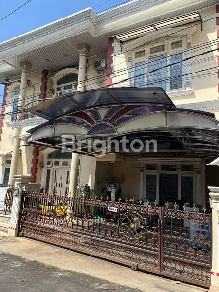 RUMAH MEWAH DAN MEGAH 2 LANTAI FURNISED MENEMPEL DI SERTAKAN DI BUKIT SARI SEMARANG