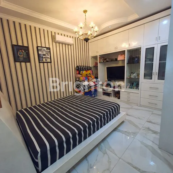 image RUMAH 2 LANTAI DI CITRA 2 JAKARTA BARAT  SIAP HUNI , ROW 3 MOBIL (2)