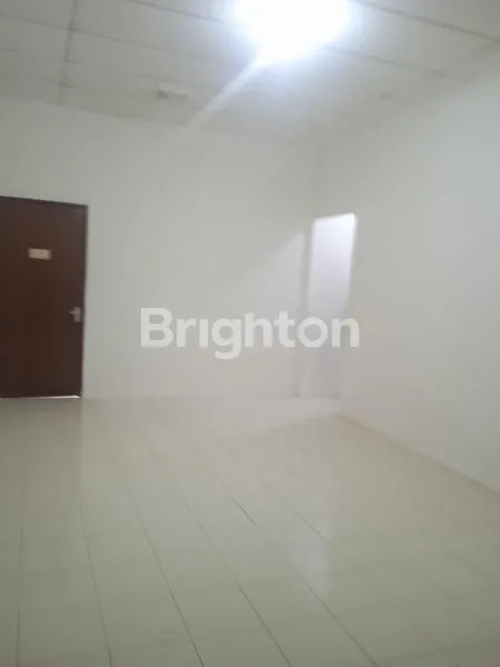 image RUKO 3 LANTAI BSD – MENGHADAP PASAR MODERN & LANGSUNG AKSES JALAN UTAMA (2)