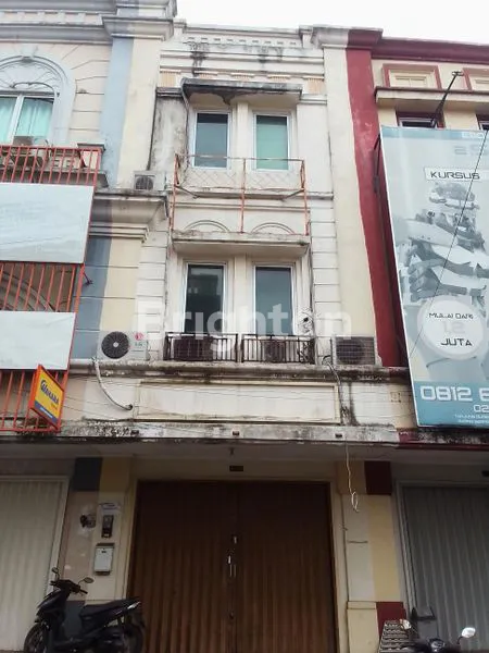 RUKO 3 LANTAI BSD – MENGHADAP PASAR MODERN & LANGSUNG AKSES JALAN UTAMA