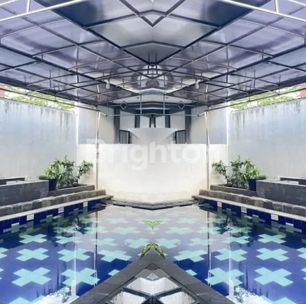 image RUMAH BESAR FULL RENOVASI LENGKAP DENGAN KOLAM RENANG PERUMAHAN ELIT (2)