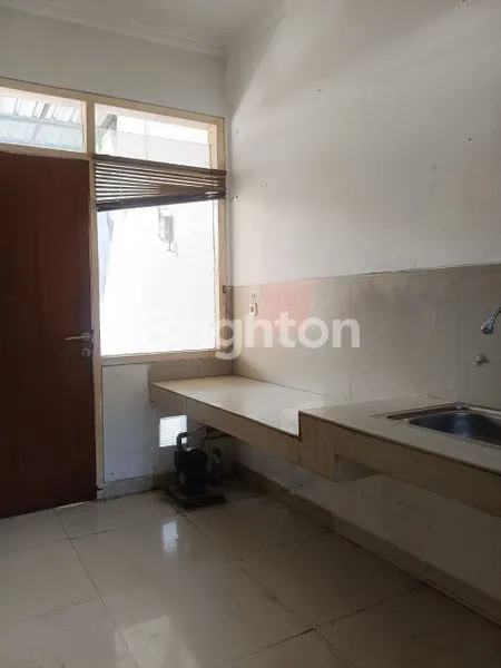 image DISEWAKAN RUMAH 2 LANTAI LOKASI DI NGINDEN INTAN, SURABAYA (4)