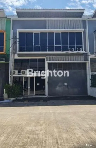 GUDANG DAN KANTOR BERSIH DAN TERAWAT DENGAN AREA PARKIR YANG LUAS