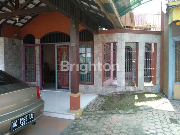 RUMAH DENGAN HALAMAN PARKIR LUAS