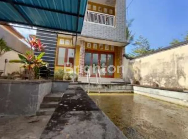 RUMAH DUA LANTAI NYAMAN DI SAMBANGAN DENGAN KOLAM RENANG