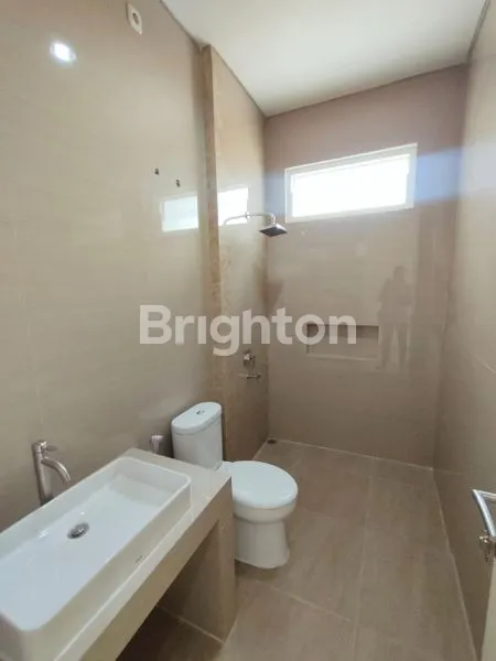 image RUMAH MEWAH 2 LANTAI DI MANYAR - 3KT, ROW 3 MOBIL, SHM (5)