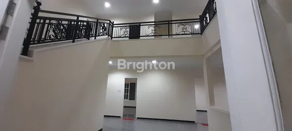 image RUMAH MEWAH DESAIN KLASIK MODERN 2 LANTAI CLUSTER PREMIUM REGENCY 21 SURABAYA (2)