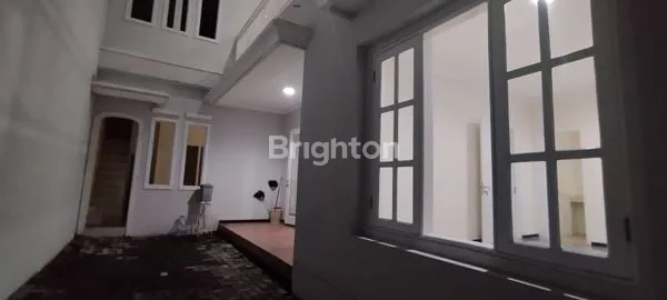 image RUMAH MEWAH DESAIN KLASIK MODERN 2 LANTAI CLUSTER PREMIUM REGENCY 21 SURABAYA (8)