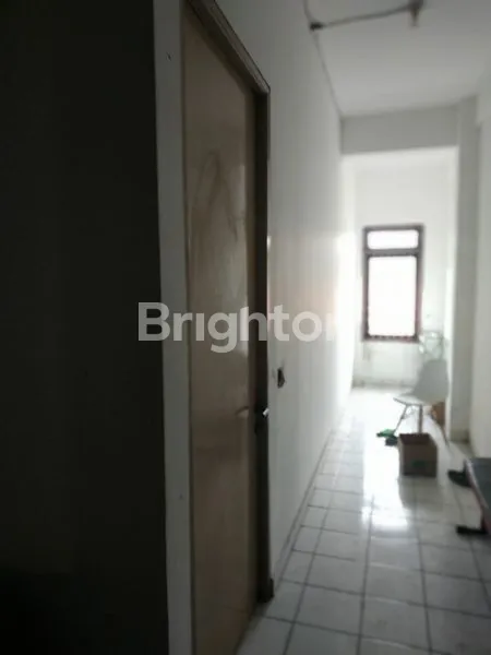 image RUMAH 3 LANTAI SIAP HUNI DI JELAMBAR JAKARTA BARAT (3)