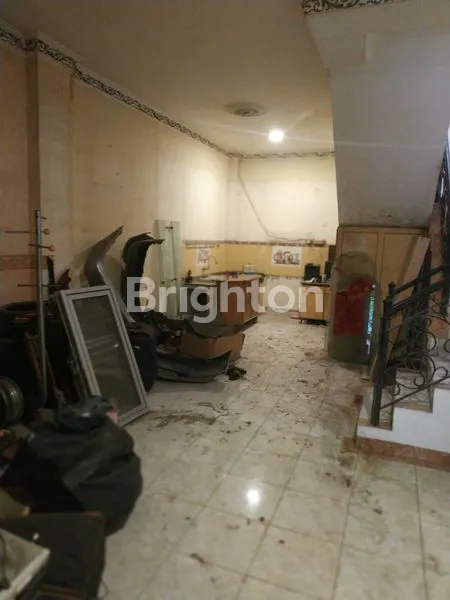 image RUMAH 3 LANTAI SIAP HUNI DI JELAMBAR JAKARTA BARAT (2)