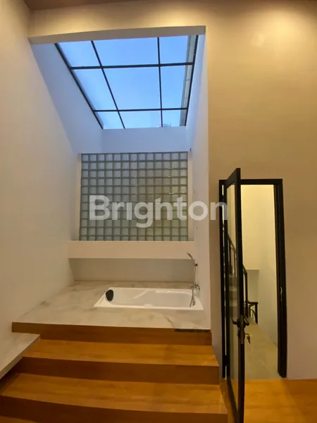 image FREE SUBSIDI DP DAN BIAYA BIAYA, PURIMAS REGENCY LOKASI STRATEGIS RUMAH SURABAYA TIMUR, MEWAH ONE GATE SYSTEM, AKSES NOLL JALAN RAYA MERR, MODERN EKSKLUSIF, DEKAT KAMPUS UPN, DEKAT AKSES TOL, BEBAS BANJIR (7)