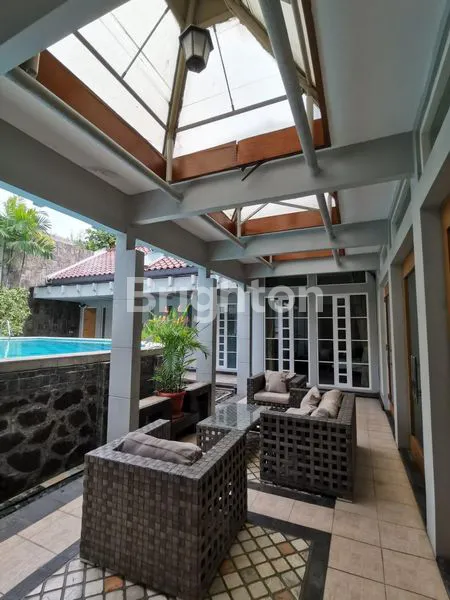 image RUMAH MEWAH EKSKLUSIF DI MENTENG, JAKARTA PUSAT – LOKASI PRESTISIUS, DESAIN ELEGAN, FASILITAS LENGKAP  (3)