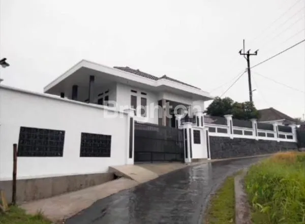 RUMAH SEMI VILLA DI TASIK CIHUJUNG SUKARATU
