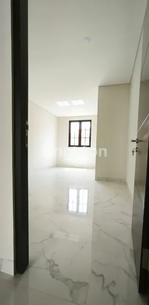 image RUMAH BARU SIAP HUNI LEBAK JAYA STRATEGIS 50 METER DARI RAYA KENJERAN, DEKAT RS MITRA KELUARGA, GADING PANTAI, PANTAI MENTARI, SUTOREJO, MULYOSARI, PAKUWON CITY, BABATAN PANTAI, ANYEONG, SUPERINDO, KALIJUDAN, LEBAK ARUM, SETRO, KARANG EMPAT, PLOSO (5)