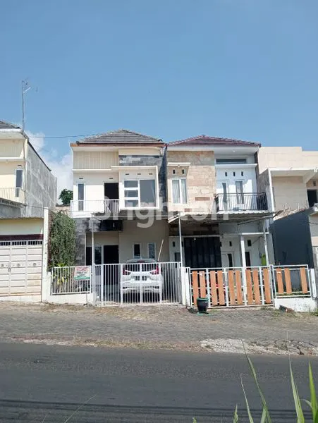 image RUMAH DUA LANTAI NYAMAN DENGAN DESAIN FUNGSIONAL DI KAWASAN GADING KULON DAU MALANG (1)