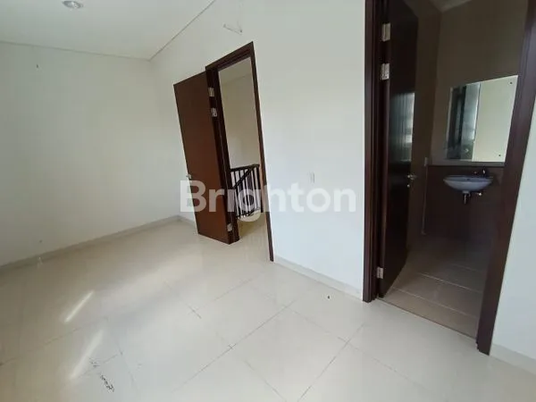 image RUMAH 2 LANTAI SIAP HUNI REGENT TOWN BSD (2)