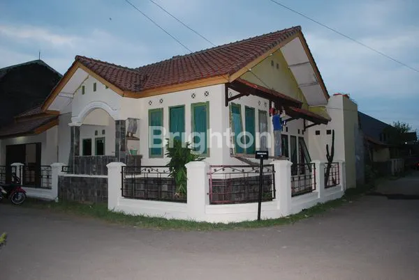 RUMAH TINGGAL DENGAN HALAMAN BELAKANG LUAS DI BUANASARI LOGAM BANDUNG