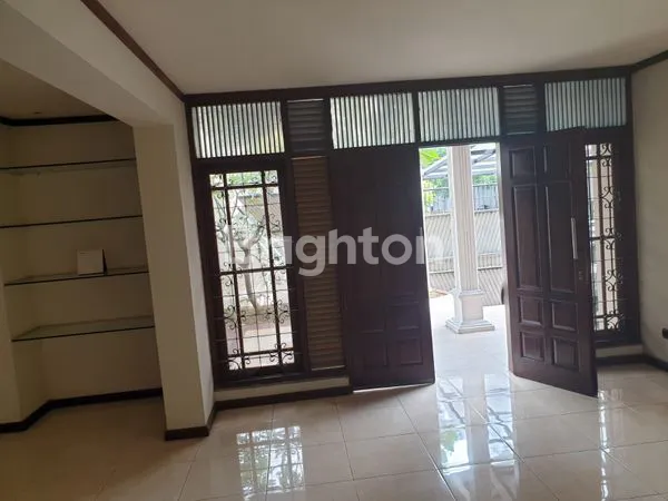 image RUMAH MEWAH KAWASAN LEBAK BULUS (2)