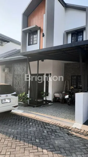 RUMAH MEWAH 2 LANTAI FULL FURNISH DI AVANI ECO PARK SEMARANG. DEKAT DENGAN JALAN MAJAPAHIT DAN TRANSMART MAJAPAHIT SEMARANG. DEKAT DENGAN SD PETRA