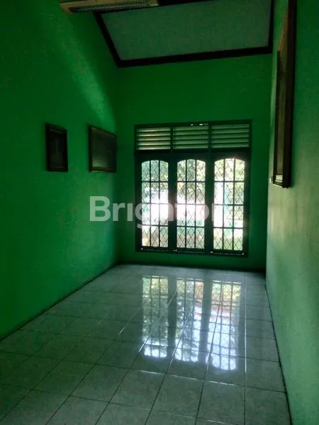 RUMAH LAMA DAN LUAS SERTA COCOK BUAT KANTOR DAN RUMAH TANGGA