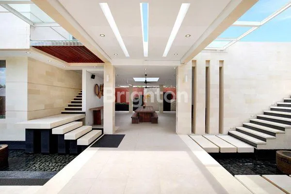 image VILLA MEWAH 2LT DENGAN DESAIN YG AESTHETIC DAN COZY WITH POOL DAN GARDEN AT PERERENAN (8)