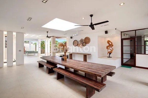 image VILLA MEWAH 2LT DENGAN DESAIN YG AESTHETIC DAN COZY WITH POOL DAN GARDEN AT PERERENAN (4)