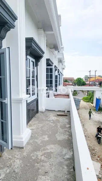 image DIJUAL RUMAH VILLA BARU - LEBAR 6 METER - KOMPLEK BARU BISA TEMBUS KE CEMARA ASRI - KRAKATAU (5)