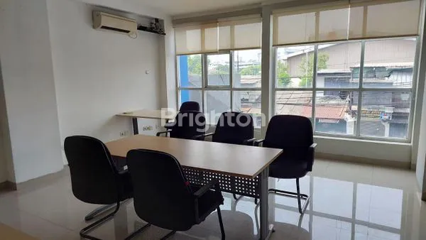 image MAU USAHA LANGSUNG CUAN DI JAKARTA TIMUR RUKO GANDENG 3,5 LANTAI SUPER STRATEGIS DI PASAR REBO DKI JAKARTA LOKASI PREMIUM, DEPAN JALAN RAYA BESAR AKSES SUPER MUDAH, RAMAI LALU LINTAS, COCOK UNTUK SEGALA JENIS USAHA (2)