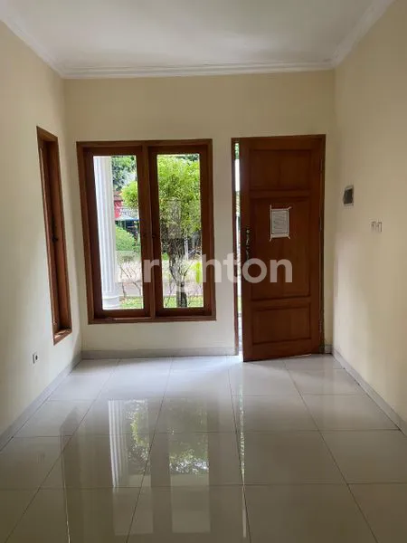 image TURUN HARGA!!!!DIJUAL RUMAH MEWAH MODIFIKASI KLASIK DENGAN. KUSEN KAYU JATI DI CLUSTER JATI KARYA CIBUBUR (7)