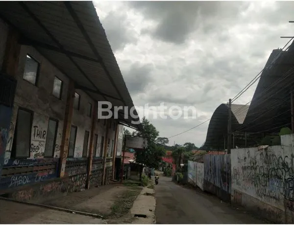 image GEDUNG OLAH RAGA DI CIBINONG BERADA DIPINGIR JALAN BESAR  (2)