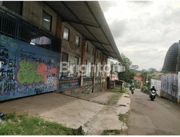 image GEDUNG OLAH RAGA DI CIBINONG BERADA DIPINGIR JALAN BESAR  (7)