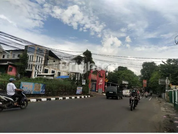 image GEDUNG OLAH RAGA DI CIBINONG BERADA DIPINGIR JALAN BESAR  (5)