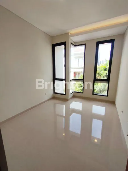 image RUMAH MEWAH 2 LANTAI DI PANTAI MENTARI, ROW 3 MOBIL, SHM (5)