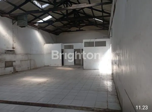 image GUDANG LUAS, PINGGIR JALAN ASPAL, STRATEGIS HANYA 5 MENIT KE TERMINAL JOMBOR. (4)