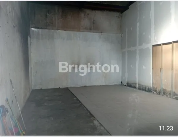 image GUDANG LUAS, PINGGIR JALAN ASPAL, STRATEGIS HANYA 5 MENIT KE TERMINAL JOMBOR. (2)