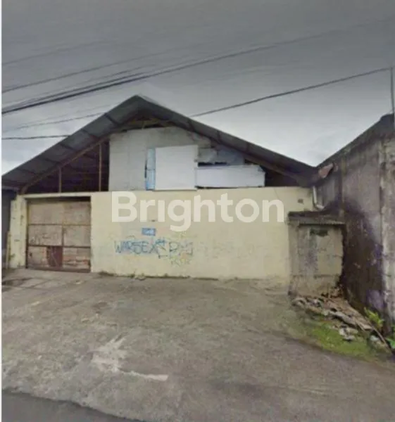 GUDANG LUAS, PINGGIR JALAN ASPAL, STRATEGIS HANYA 5 MENIT KE TERMINAL JOMBOR.