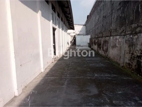 image GUDANG LUAS, PINGGIR JALAN ASPAL, STRATEGIS HANYA 5 MENIT KE TERMINAL JOMBOR. (3)