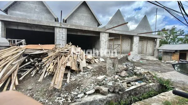 STAND TOKO DIPINGGIR JALAN RAYA LOKASI STRATEGIS AREA WISATAWAN DIAREA BATU MEJAN CANGGU