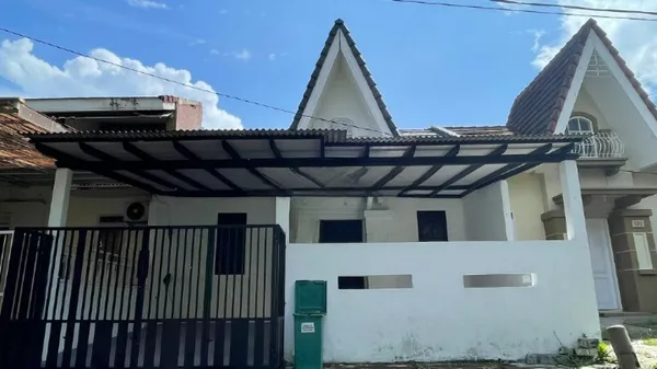 image DIJUAL RUMAH NYAMAN & ASRI DI CLUSTER VENESIA, SENTUL CITY – DEKAT TAMAN BUDAYA & LOKASI WISATA! (1)