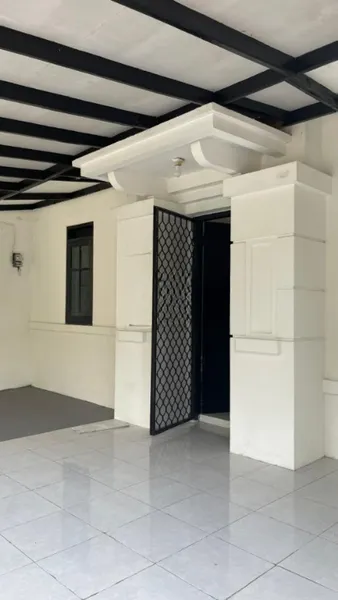 image DIJUAL RUMAH NYAMAN & ASRI DI CLUSTER VENESIA, SENTUL CITY – DEKAT TAMAN BUDAYA & LOKASI WISATA! (3)
