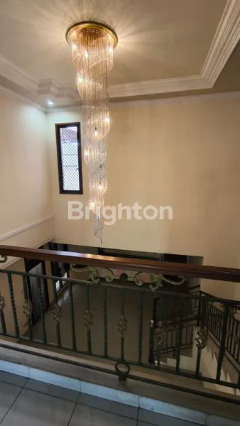 image RUMAH 2 LANTAI SEMI FURNISH DHARMAHUSADA LINGKUNGAN EXCLUSIVE ONE GATE SYSTEM DEKAT GALAXY MALL DAN UNAIR  (5)