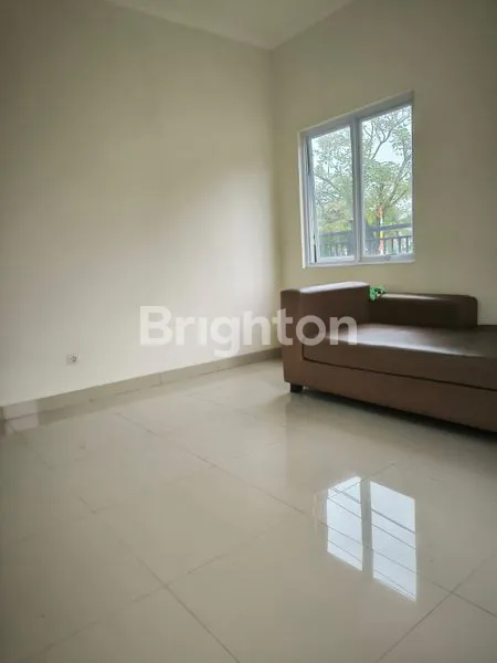 image RUMAH HOOK BARU 2 LANTAI DI GADING SERPONG, 3KT, SHM (4)