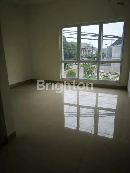 image RUMAH HOOK BARU 2 LANTAI DI GADING SERPONG, 3KT, SHM (8)