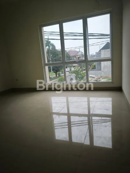 image RUMAH HOOK BARU 2 LANTAI DI GADING SERPONG, 3KT, SHM (5)