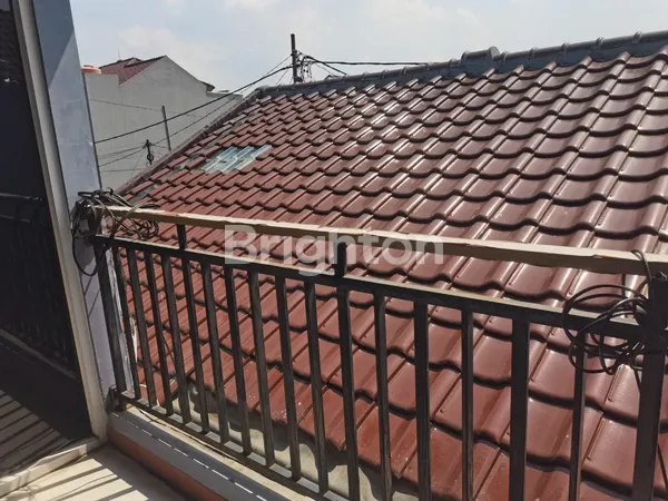 image RUMAH 2 LANTAI DI PERUMNAS DEPOK 2 TENGAH (7)