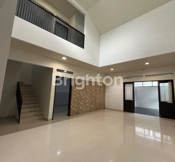 image RUMAH MEWAH 2 LANTAI JAJAR DENGAN BALKON LUAS & AREA CARPORT & GARASI YANG LUAS (2)