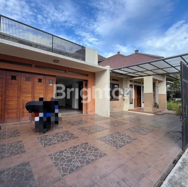 image RUMAH MEWAH 2 LANTAI JAJAR DENGAN BALKON LUAS & AREA CARPORT & GARASI YANG LUAS (1)